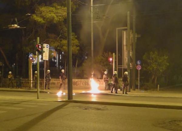 Ομάδα αγνώστων εκτοξεύει μολότοφ και πέτρες μέσα από το Πολυτεχνείο εναντίον μονάδων ΜΑΤ
