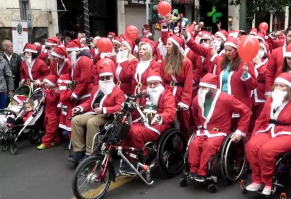 Γέμισε το κέντρο της Αθήνας από Άγιους Βασίληδες για το 3ο Athens Santa Run