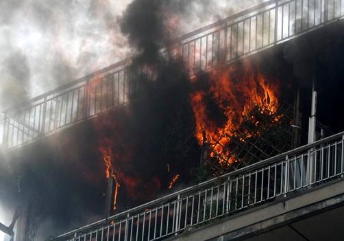 Τρίτο περιστατικό με φωτιά σε σπίτι χωρίς ρεύμα στη Θεσσαλονίκη