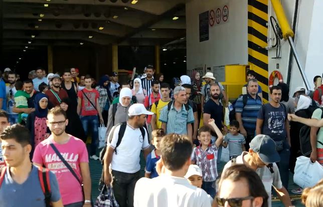 Η άφιξη των 2500 προσφύγων στο λιμάνι του Πειραιά