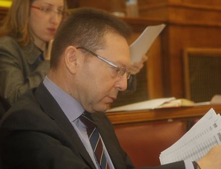 Πυρά κατά του Γιάννη Στουρνάρα ακόμη και από γαλάζιους βουλευτές