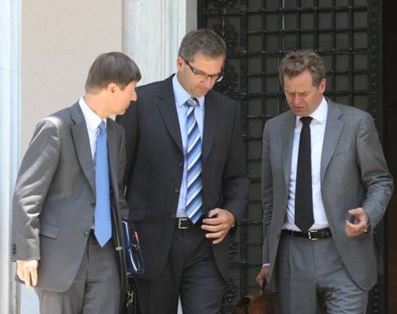 «Αγκάθι» οι απολύσεις στο Δημόσιο και το «χαράτσι»