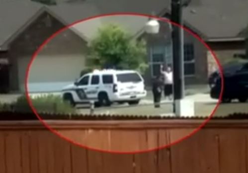 ΗΠΑ: Αστυνομικοί πυροβολούν άνδρα με τα χέρια ψηλά