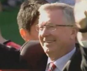 Αποθέωση του σερ Αλεξ Φέργκιουσον στο τελευταίο του ματς