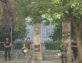 Επέμβαση της αστυνομίας μέσα στο Πολυτεχνείο με προσαγωγές