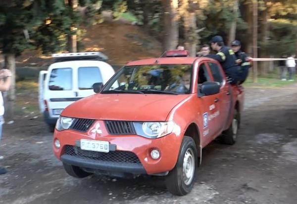 Επιχείρηση της πυροσβεστικής να ανασύρει το πτώμα που βρέθηκε στο ρέμα της Χελιδονούς