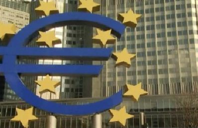 Συντονισμένη δράση για τη στήριξη των τραπεζών προτείνει η Κομισιόν