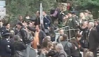 Έντονες αποδοκιμασίες πολιτών σε κυβερνητικά στελέχη