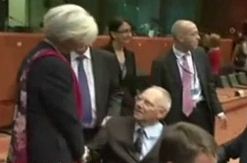 Παράδοση εθνικής κυριαρχίας για τη νέα βοήθεια, ζητεί ο Σόιμπλε