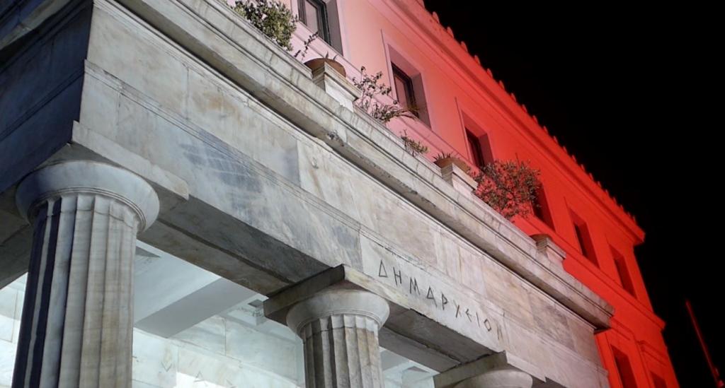 Με τα εθνικά χρώματα της Γαλλίας φωτίστηκε το Δημαρχείο της Αθήνας