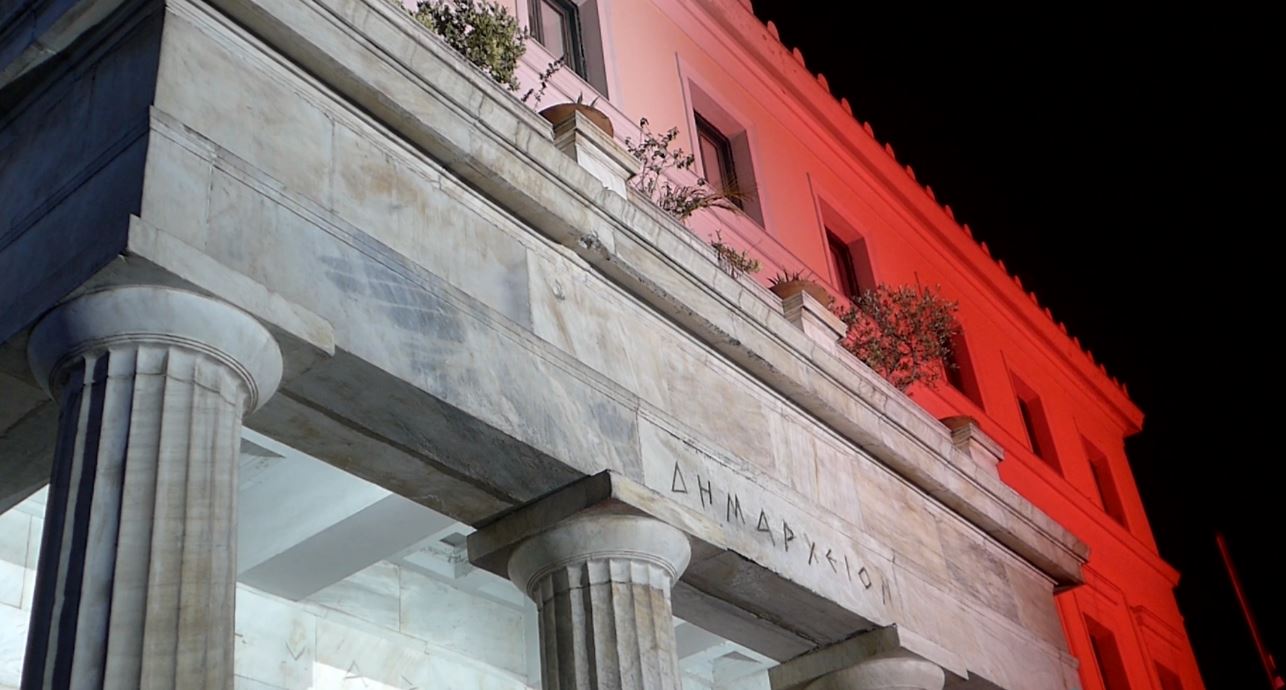 Με τα εθνικά χρώματα της Γαλλίας φωτίστηκε το Δημαρχείο της Αθήνας