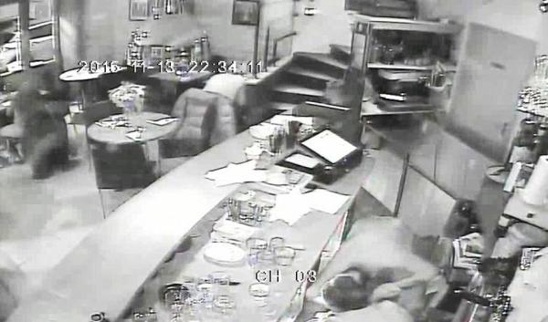 Βίντεο-σοκ από τη στιγμή της επίθεσης σε εστιατόριο στο Παρίσι