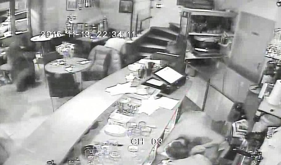 Βίντεο-σοκ από τη στιγμή της επίθεσης σε εστιατόριο στο Παρίσι