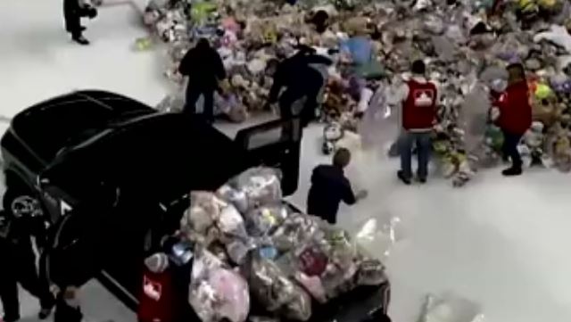 Κάλγκαρι: Βροχή από 28.815 αρκουδάκια σε γήπεδο χόκεϊ για φιλανθρωπικό σκοπό