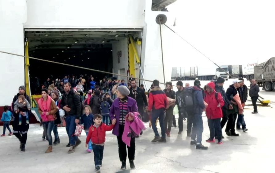 Πάνω από 3.000 πρόσφυγες έφθασαν με τρία πλοία στον Πειραιά