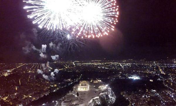 Η νύχτα της πρωτοχρονιάς με τα πυροτεχνήματα πάνω από την Ακρόπολη