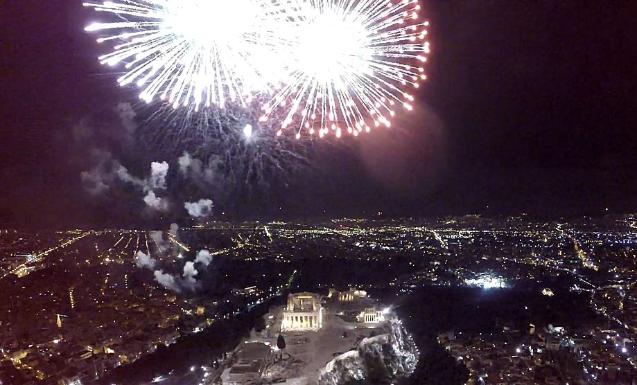 Η νύχτα της πρωτοχρονιάς με τα πυροτεχνήματα πάνω από την Ακρόπολη
