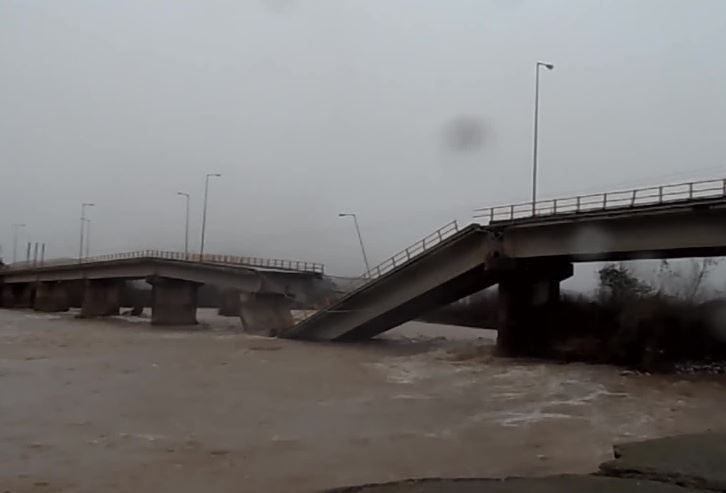 Κατάρρευση γέφυρας στην Διάβα Καλαμπάκας