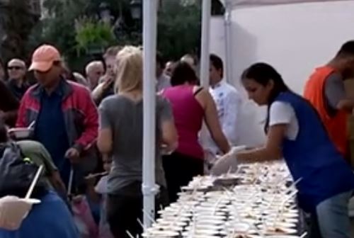 Πλατεία Κοτζιά: Εκατοντάδες άνθρωποι στην ουρά για ένα πιάτο μπριάμ