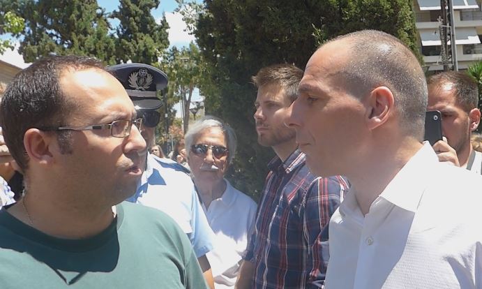 Έντονος διάλογος του Γ.Βαρουφάκη με ψηφοφόρο στο εκλογικό κέντρο του Π.Φαλήρου