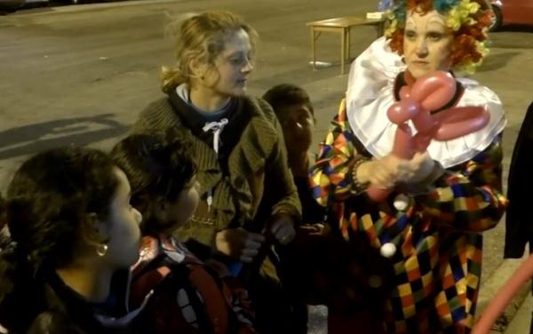 Πειραιάς: Εκδήλωση με κλόουν για τα προσφυγόπουλα από το κοινωνικό ιατρείο του Ελληνικού