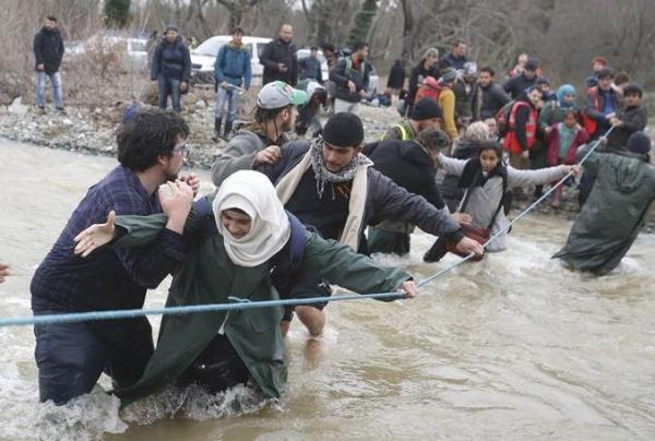 Μαζική έξοδος των προσφύγων από την Ειδομένη προς την ΠΓΔΜ