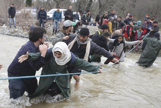 Μαζική έξοδος των προσφύγων από την Ειδομένη προς την ΠΓΔΜ
