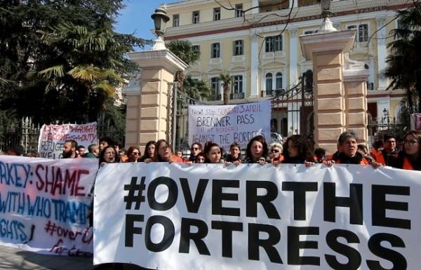 Ιταλοί αλληλέγγυοι στους πρόσφυγες συγκεντρώθηκαν στο Υπ.Μακεδονίας-Θράκης