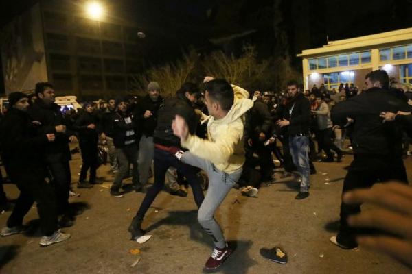 Αγριες συμπλοκές στον Πειραιά με τραυματίες ανάμεσα σε Αφγανούς και Σύρους