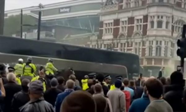 Αγγλία: Αποκλεισμός δια βίου σε όσους επιτέθηκαν στο πούλμαν της Μάντσεστερ