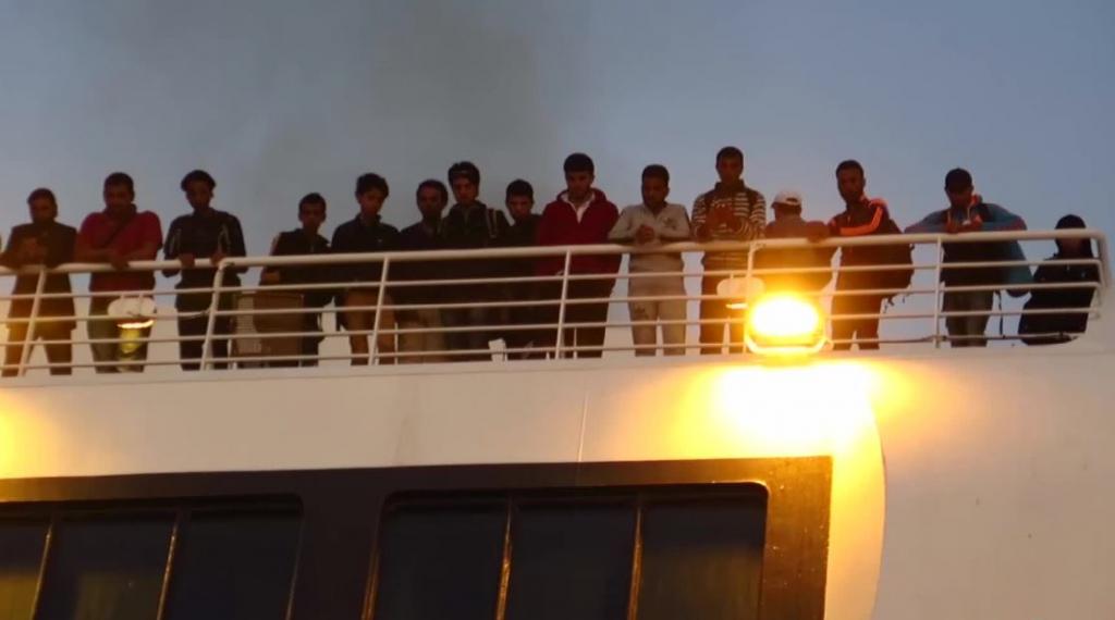 Μετανάστες αποβιβάζονται από το πλοίο Blue Star 1 στο λιμάνι του Πειραιά