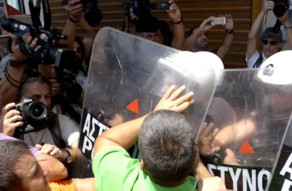 Ένταση επικράτησε έξω από το Υπ.Εσωτερικών κατά την πορεία της ΠΟΕ-ΟΤΑ