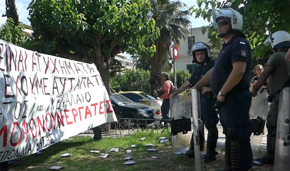 Διαμαρτυρία για το δυστύχημα στα ΕΛΠΕ, έξω από το Κάραβελ