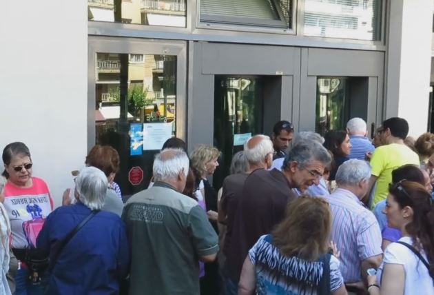 «Ποδαρικό» με ουρές συνταξιούχων στις Τράπεζες