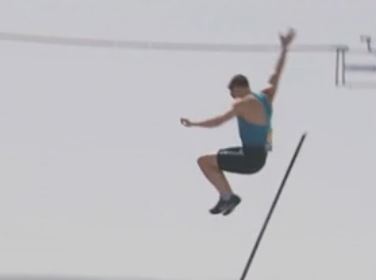 Αλμα επί κοντώ με φόντο την Ακρόπολη