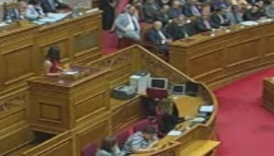 Κριτική στην κυβέρνηση απο έφηβους βουλευτές