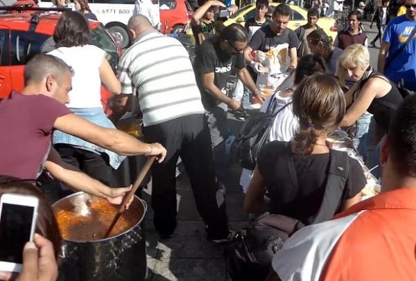 Ο «Άλλος Άνθρωπος» μαγειρεύει για τους πρόσφυγες στην πλατεία Βικτωρίας