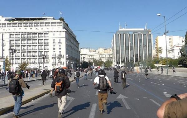 Ένταση με μολότοφ και πέτρες στο τέλος της απεργιακής πορείας στο Σύνταγμα