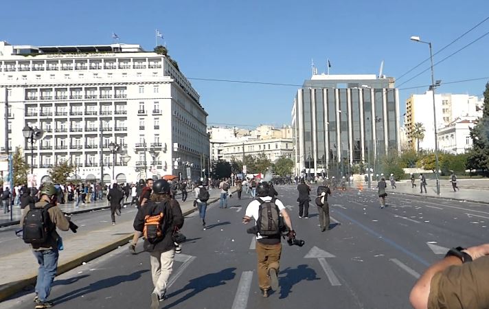 Ένταση με μολότοφ και πέτρες στο τέλος της απεργιακής πορείας στο Σύνταγμα