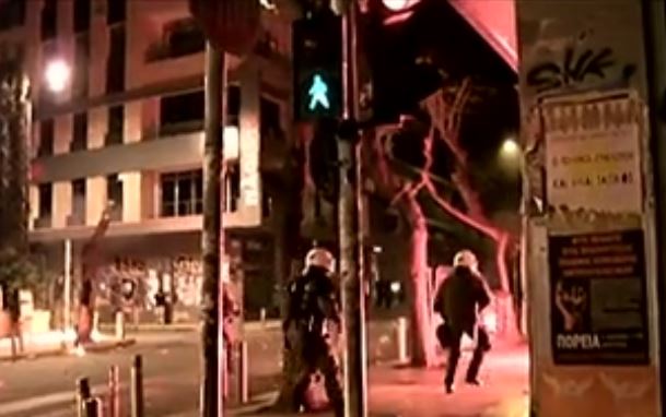 Εξάρχεια: Φωτιές και καταστροφές από τους κουκουλοφόρους