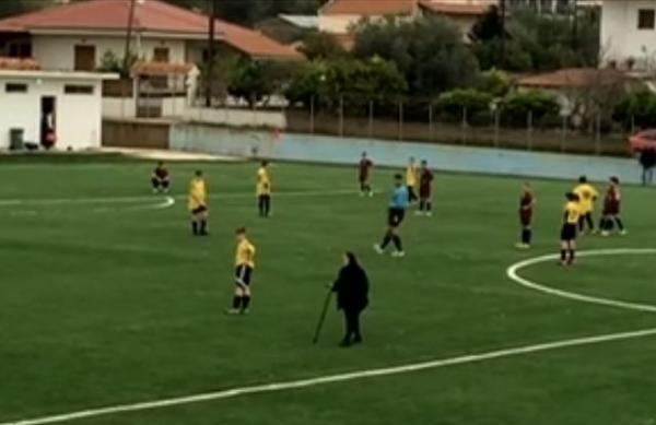 Θεσπρωτία: Γιαγιά διέκοψε ποδοσφαιρικό αγώνα για να διασχίσει το γήπεδο