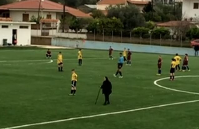Θεσπρωτία: Γιαγιά διέκοψε ποδοσφαιρικό αγώνα για να διασχίσει το γήπεδο