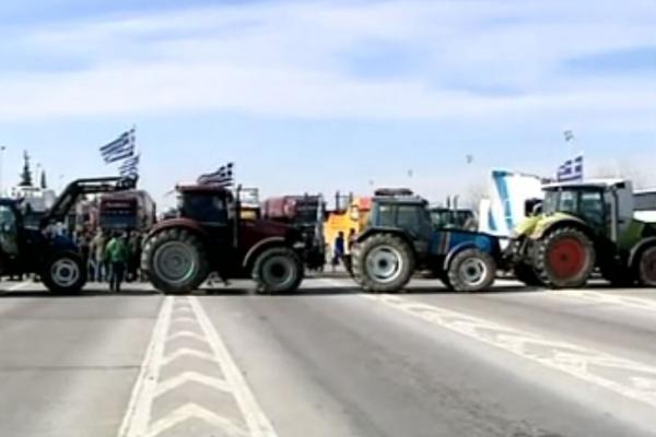 Ενισχύουν τα μπλόκα τους σε όλη τη χώρα οι αγρότες