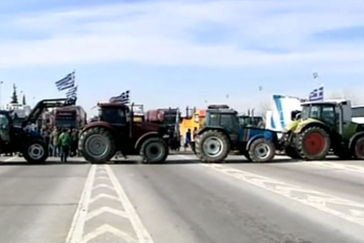 Ενισχύουν τα μπλόκα τους σε όλη τη χώρα οι αγρότες