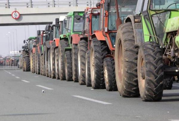 Τρακτέρ και στo Συντάγμα την Παρασκευή, 24ωρο μπλόκο στα Τέμπη