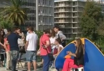 Φοιτητές αρχιτεκτονικής έστησαν σκηνές στο Σύνταγμα για το φρένο στις μετεγγραφές