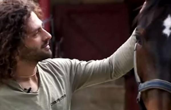 Ο χειροπράκτης, που θεραπεύει τα άλογα και τα σώζει ακόμα και από τον θάνατο