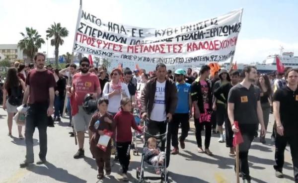 Διαδήλωση αλληλεγγύης στους πρόσφυγες στο λιμάνι του Πειραιά