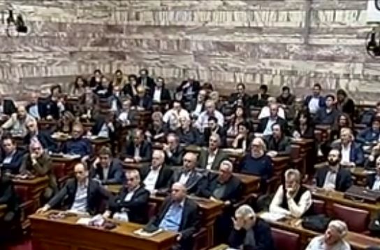Κλιμακώνεται η πολιτική αντιπαράθεση για το «Παραιτηθείτε»