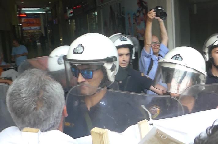 Ένταση στο Υπ.Εργασίας μεταξύ εργαζομένων στα νοσοκομεία και των ΜΑΤ